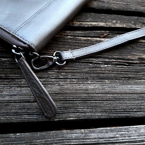 Kenneth Cole New York Leather Wristlet Wallet - Picture 4 of 10